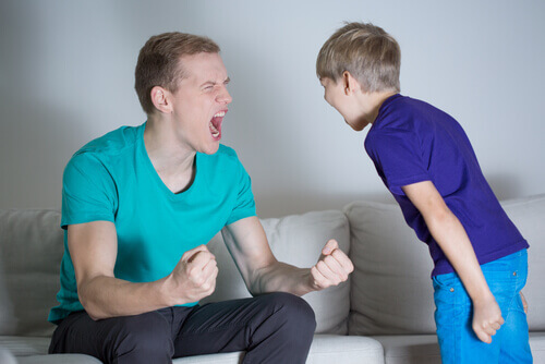 Padre e figlio che urlano