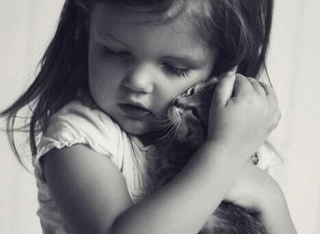 bambina abbraccia gatto