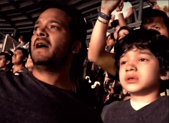 Le lacrime di emozione di un bambino autistico al concerto dei Coldplay