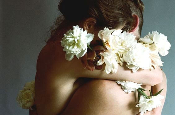 coppia-abbracciata-con-fiori