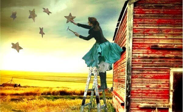 donna appende stelle in campagna