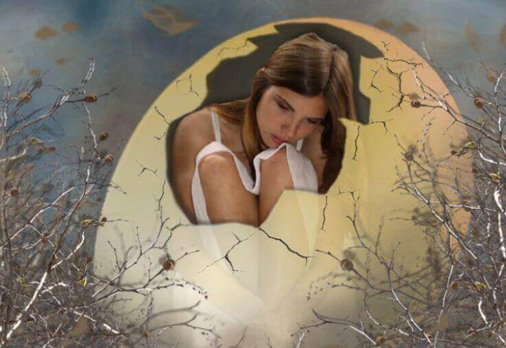 donna dentro un uovo rotto