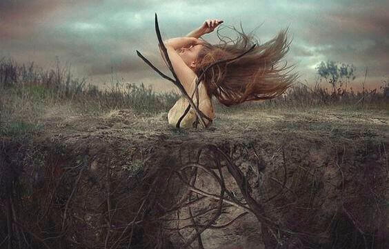 donna-esce-dalla-terra