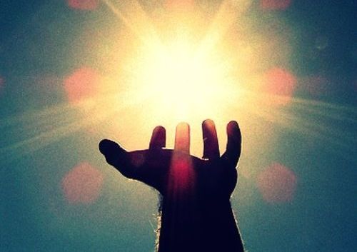 mano aperta verso il sole