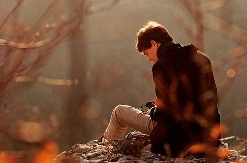 uomo seduto per terra