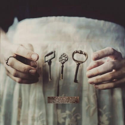 mani di donna e chiavi
