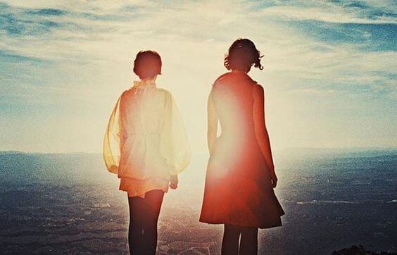 coppia davanti al mare