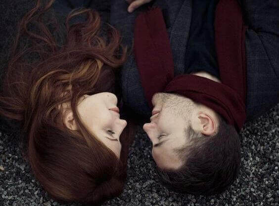 coppia-sdraiata-in-terra