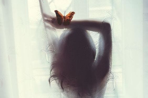 donna con farfalla