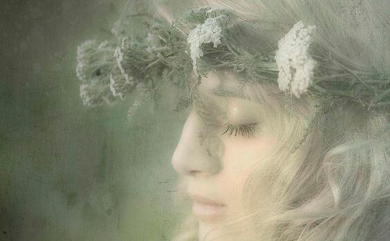 donna con fiori tra i capelli