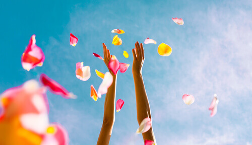 donna lancia petali di fiori in aria