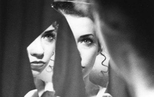 donna-riflessaa-allo-specchio