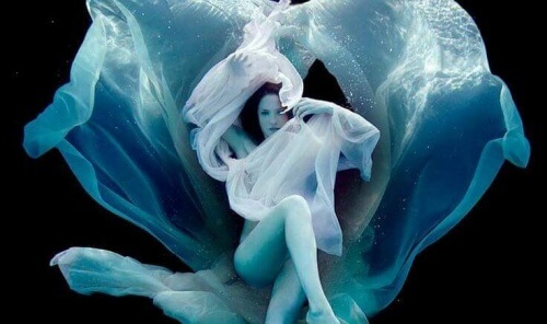 donna-sotto-acqua-avvolta-in-veli