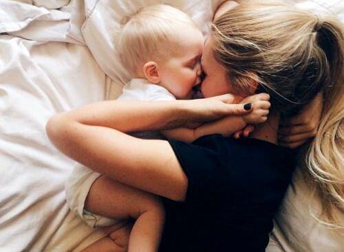 madre con figlia neonata sul letto