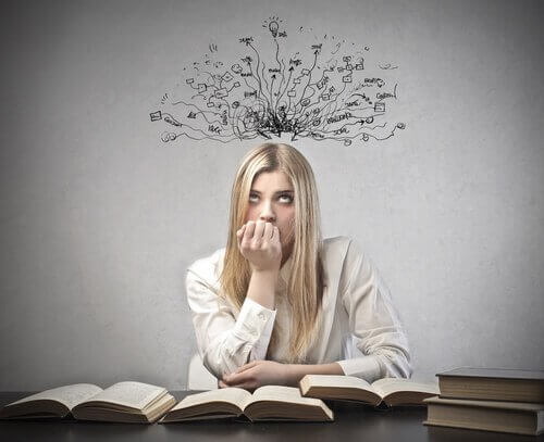 ragazza che studia e pensa