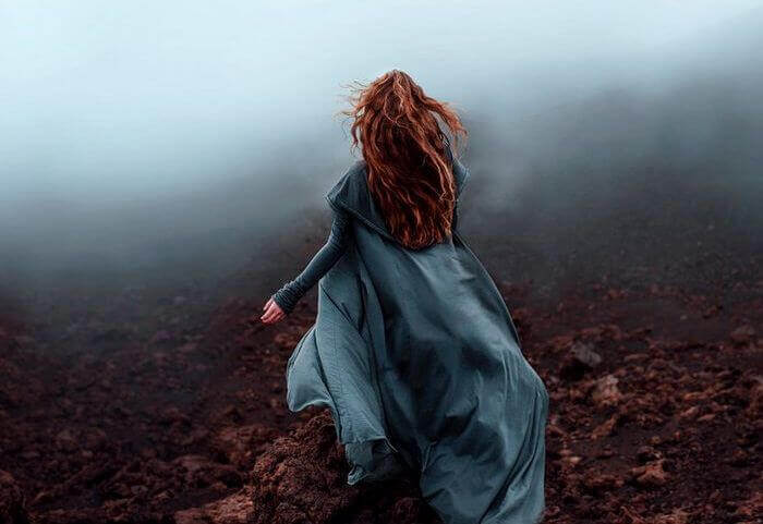 ragazza con vestito azzurro