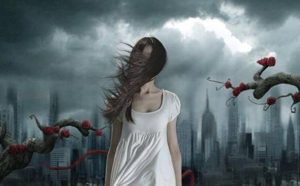 ragazza sfondo città capelli sul viso