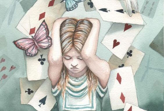ragazza sommersa da carte da gioco