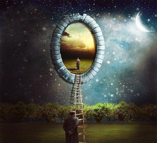 uomo davanti una scala