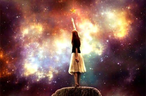 Bambina-che-tocca-le-stelle