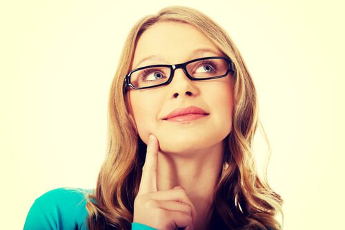 Donna-con-occhiali-che-pensa