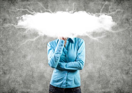 Donna-con-una-nube-sulla-testa