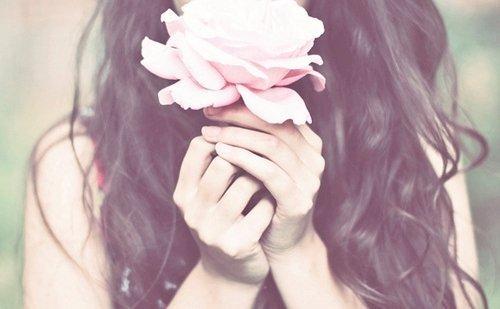 Donna-con-una-rosa-in-mano