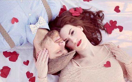 Innamorati-circondati-da-cuori-di-carta