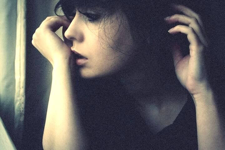 Ragazza-affacciata-alla-finestra