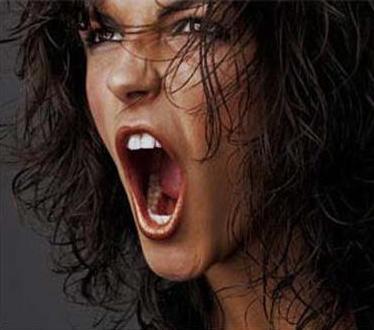 Ragazza-arrabbiata-che-urla