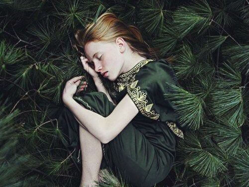 Ragazza-che-dorme-tra-gli-alberi