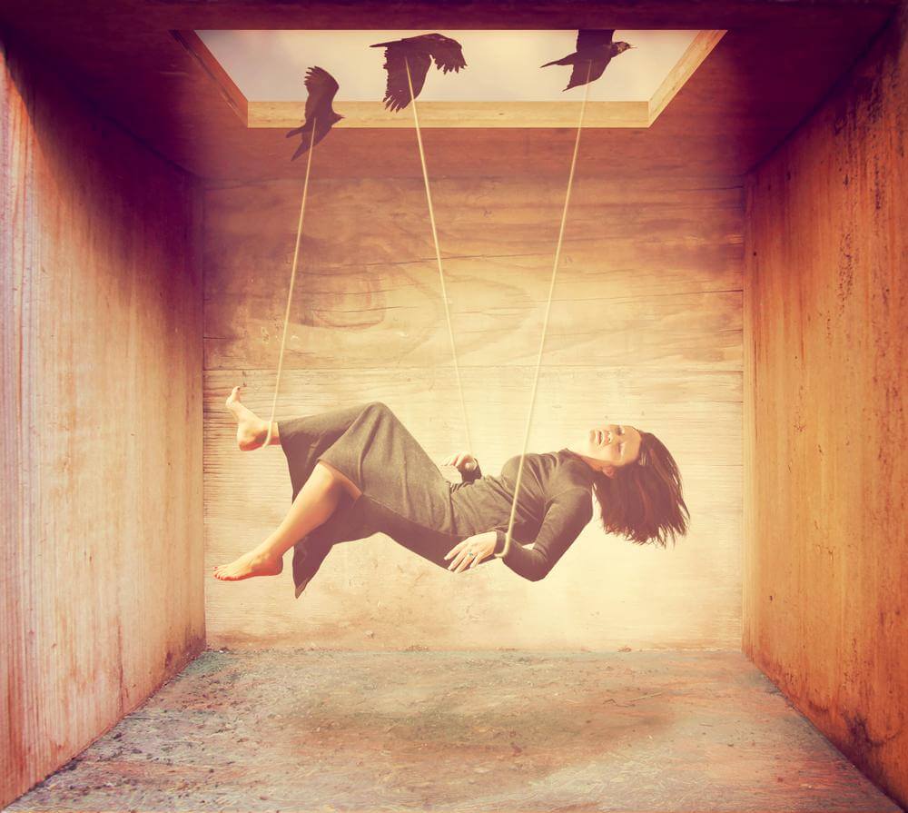 Ragazza-sostenuta-da-fili