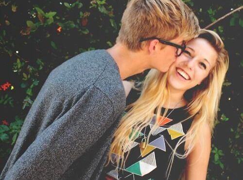 ragazzo che bacia sulla guancia ragazza