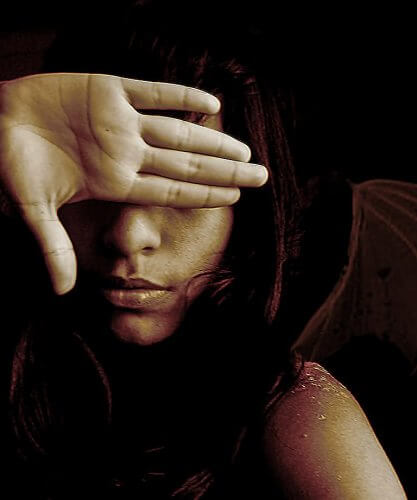 ragazza con mano sul viso