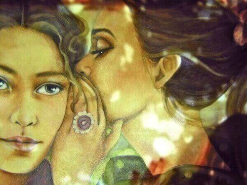 ragazza che parla all'orecchio di un'altra