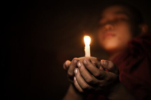 candela fra le mani