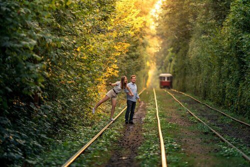 coppia attraversa le rotaie