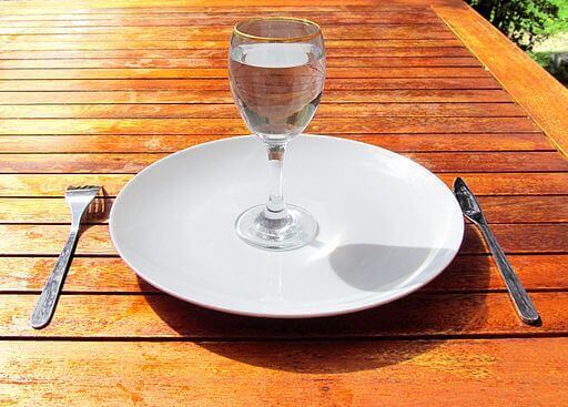piatto e bicchiere d'acqua