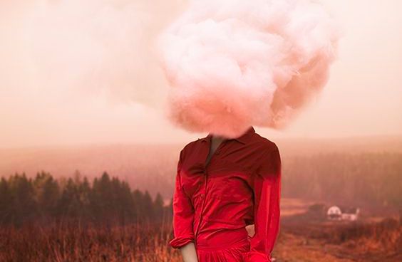 donna con nuvola in testa