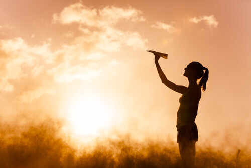 donna-immagina-con-aereo-di-carta