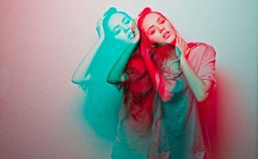 donna-in-rosso-e-blu