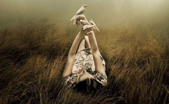 donna sdraiata con uccelli in mano