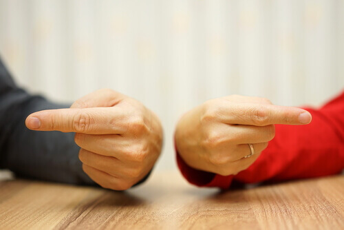 due mani che indicano la persona