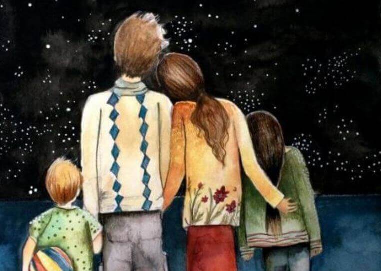 famiglia di spalle che guarda cielo stellato