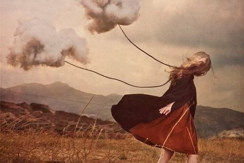 donna con due fili con nuvole