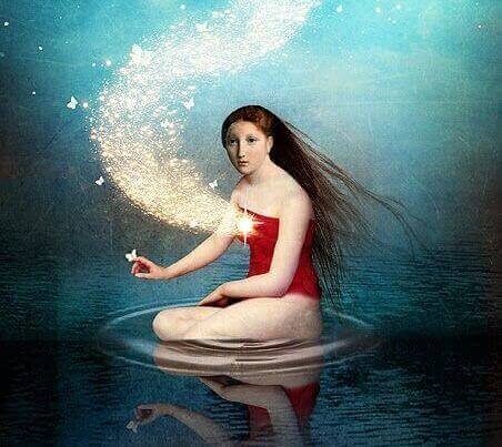 donna in acqua con scia di stelle fino al cuore