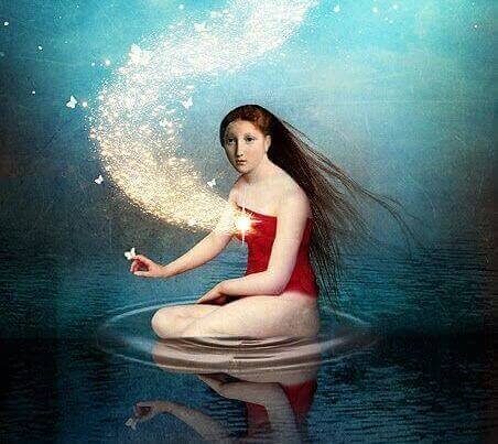 donna in acqua con scia di stelle fino al cuore