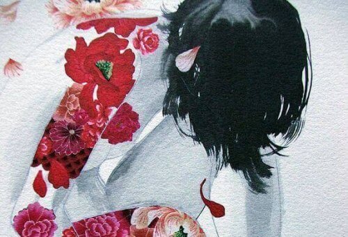 donna con fiori tatuati sul braccio