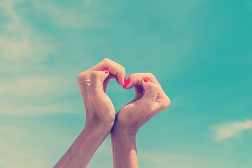 mani cuore autostima