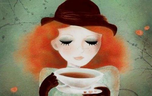 donna con cappello che beve una tazza di tè